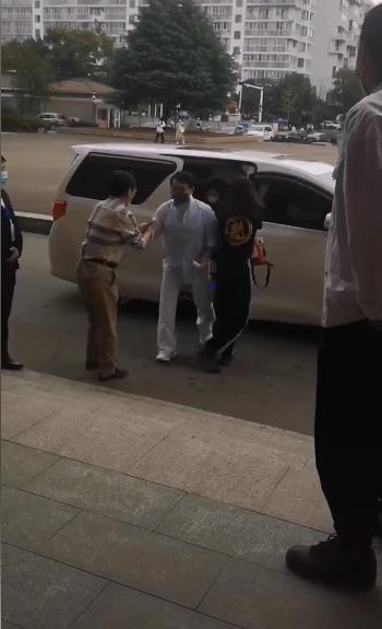 成龙|66岁成龙当大学院长，腿脚不利索上楼梯很费劲，随行保安少显低调