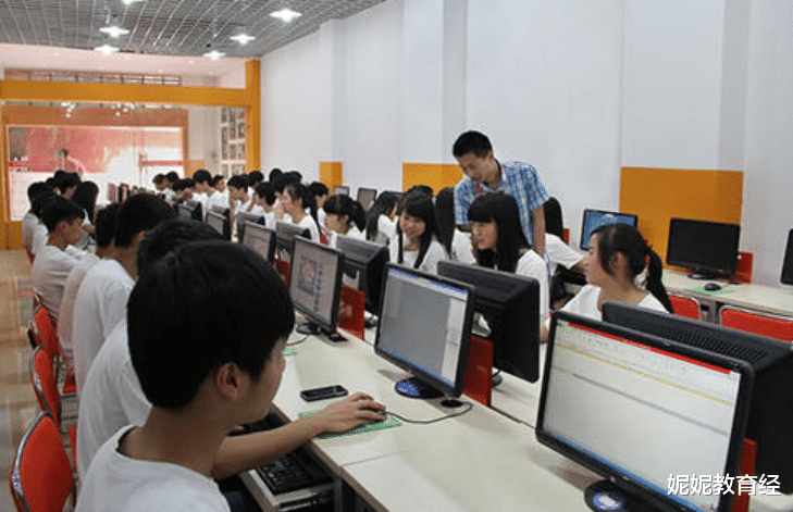 大学|市场已经“饱和”的3大专业，就业率低发展前景差，不建议报考