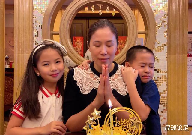 『奥运会』40岁国羽奥运冠军,晒幸福全家福,嫁时尚公司老总,现儿女双全