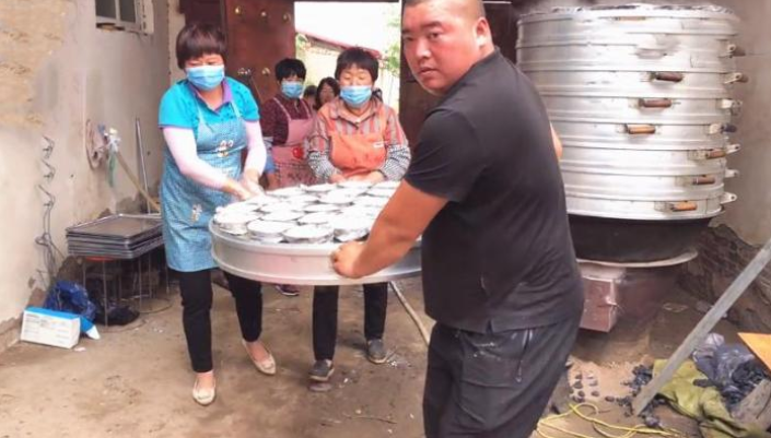 |小伙创业卖“大碗肉”，12元一碗，从不涨价，顾客一年来300天