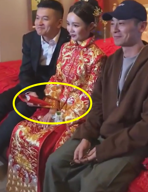 朱亚文|朱亚文给新婚妹妹送红包,看清红包厚度,贫穷限制了我的想象