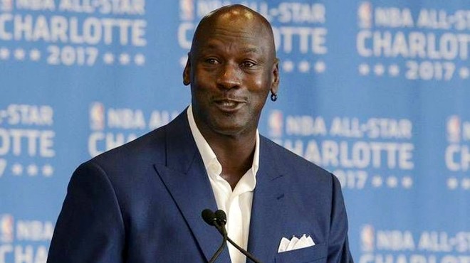 ##乱了！JR在洛杉矶抗议活动中暴揍一位白人，拳打脚踢+猛踹头部！