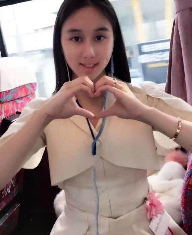 「赌王」何鸿燊78岁才生下她，是赌王最小的女儿，一出生就拥有700亿