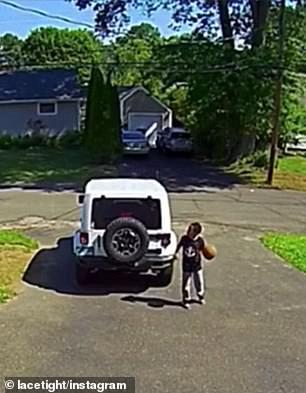 「王中磊」美10岁黑人男孩因弗洛伊德被杀后怕，见警察立马躲起来令人心碎