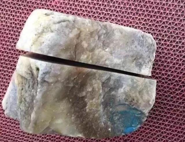 |30公斤和田玉原石切开,正宗的糖包玉!这一刀能翻几倍呢?