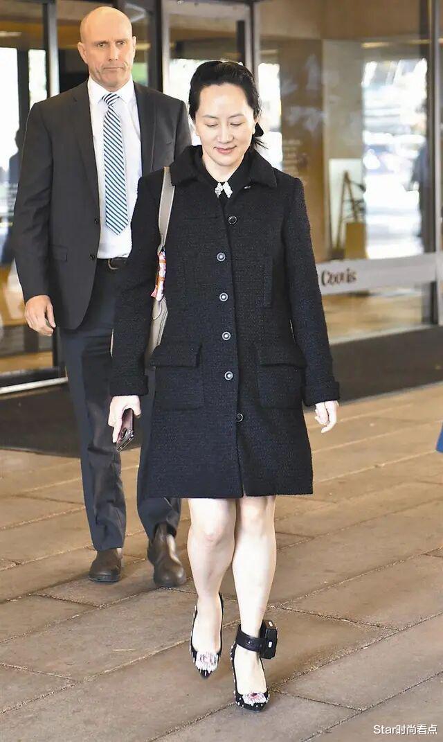 #孟晚舟#华为老总大女儿戴脚铐也潇洒！48岁穿衣颇有魅力，心态好不卑不亢