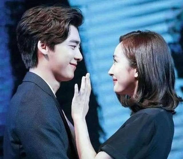 杨幂|有一种“极致美”叫杨幂穿旗袍,大玩下衣失踪,还秀出“蚂蚁腰”