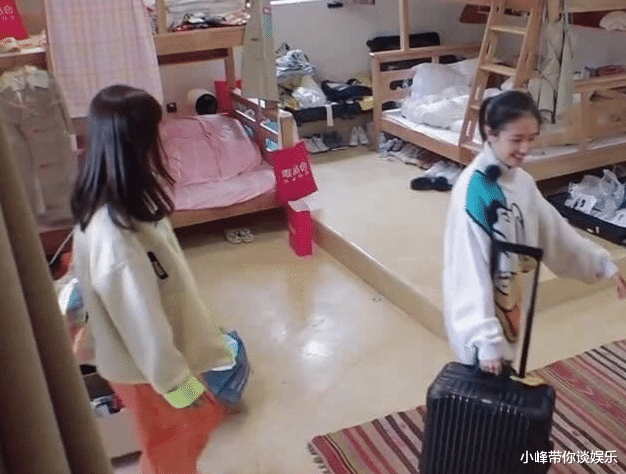 李兰迪@亲爱的客栈：史上“最大牌”员工，让李兰迪拎行李，全程双手插兜