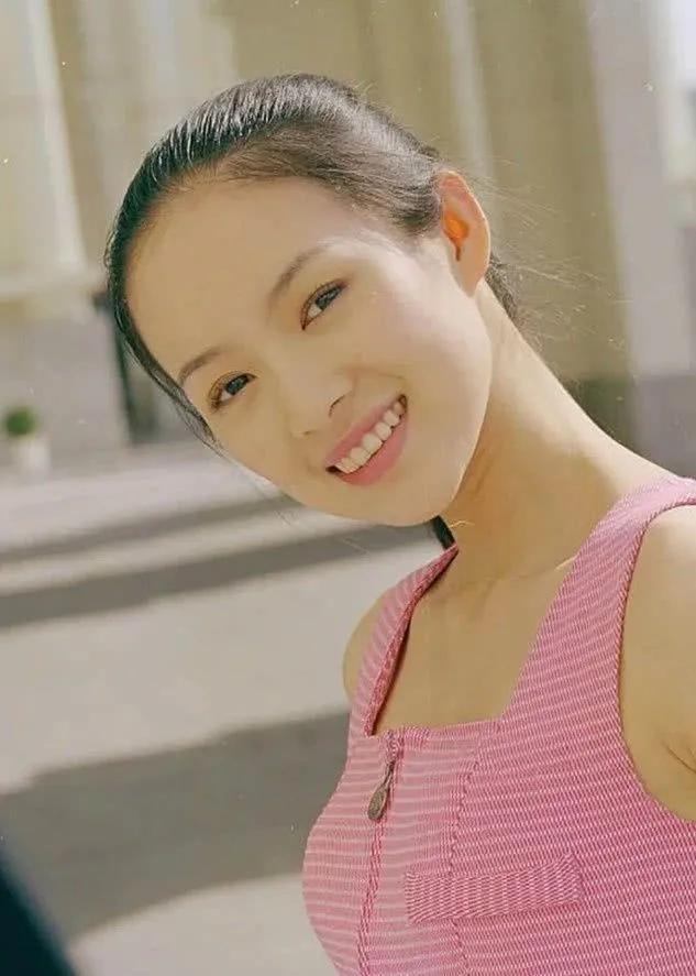 谋女郎|首位00后谋女郎因长相上热搜：一副招直男喜欢的白幼瘦就该骂？