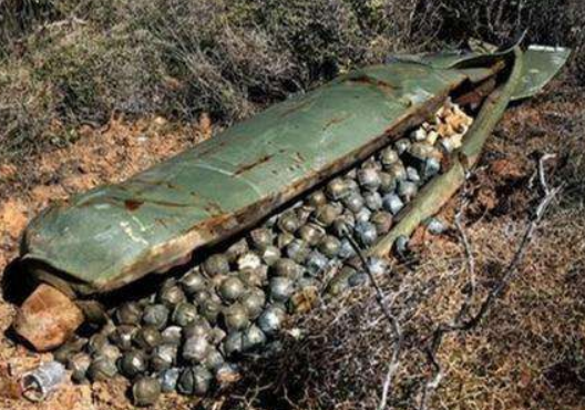 美国@不顾联合国警告,坚持投放“反人类武器”,75万根钢针倾斜而下