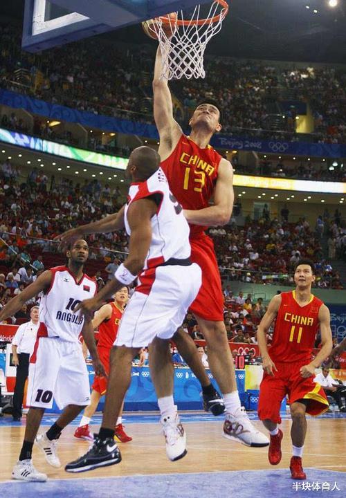 扣篮@看看姚明易建联周琦三位中锋的扣篮动作有什么不同