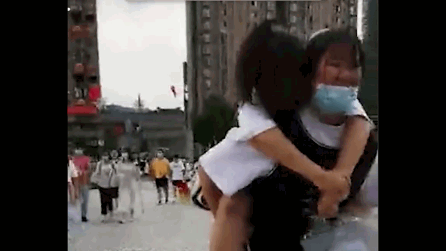 ?天天正能量官方|背起受伤同学上考场，感动无数人的这个女同学，我们找到了！