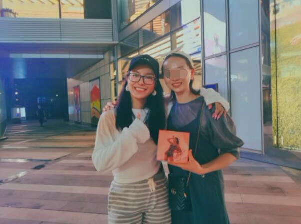 「江映蓉」江映蓉成都街头摆地摊卖唱片小饰品，穿家居服暴露真实身材！