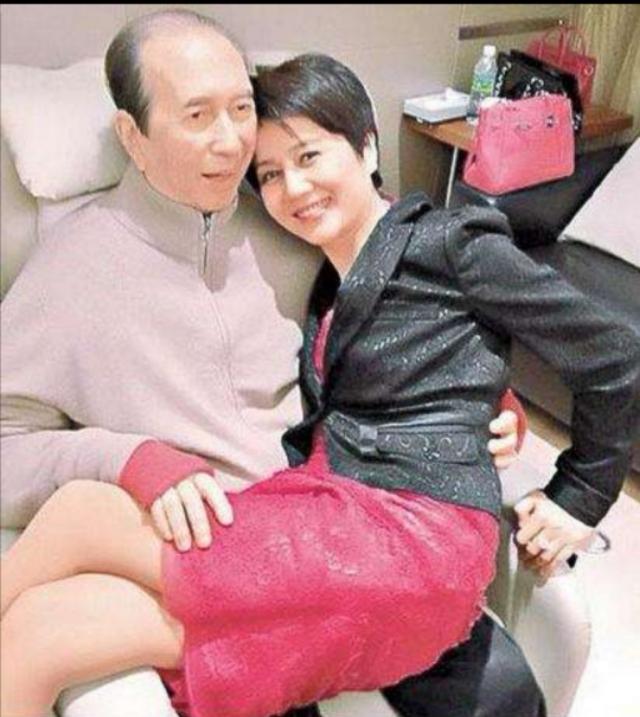 何鸿燊|蓝琼缨与何鸿燊合照表情生疏，三太和四太却不同，大房女儿独不见