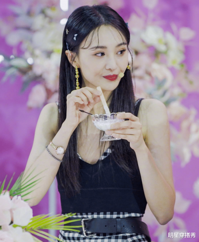 [刘海]郑爽换团队后终于开挂，放弃“半永久”刘海后，新发型美到不敢认