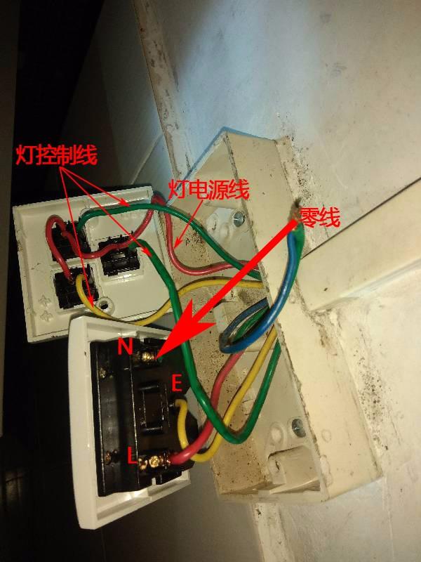 |灯线和插座线走一路，立马把水电工给换了，这简直就是在胡闹！