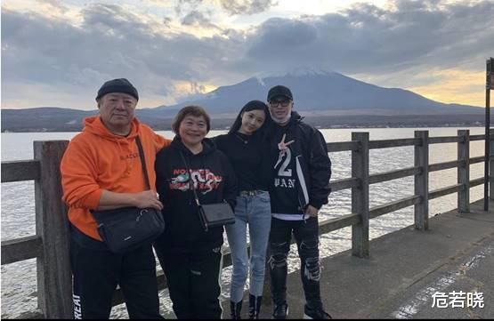 潘玮柏|王思聪朋友圈谈潘玮柏老婆，原来女方是做这个的，称赞对方是两员大将之一