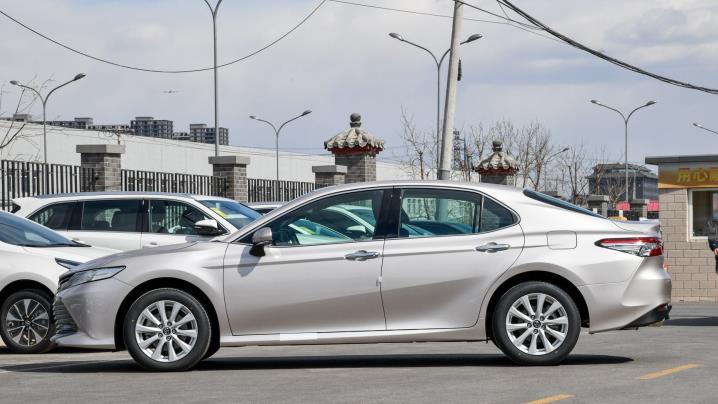 【丰田凯美瑞】男女老少通吃的B级合资！1月卖出14715台，油耗4.1L，不足18万