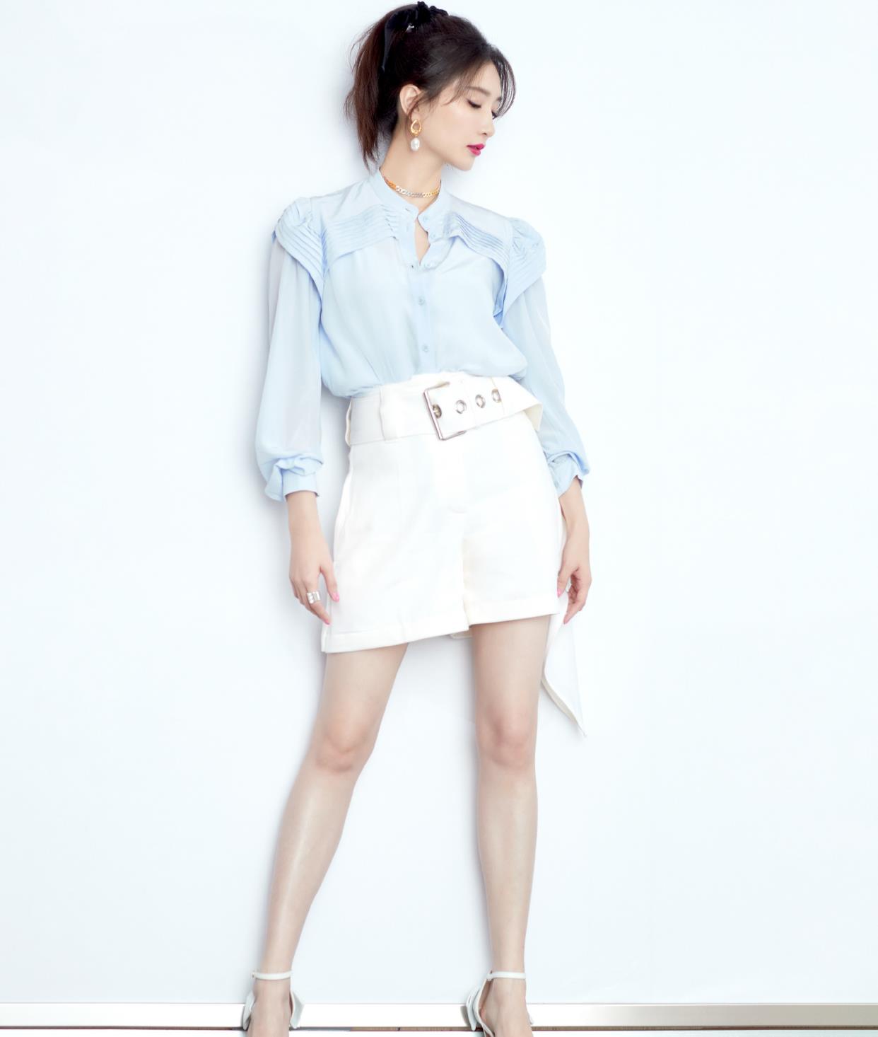 连衣裙|34岁江疏影白色连衣裙，半高马尾活泼又洒脱，气质完胜“林有有”