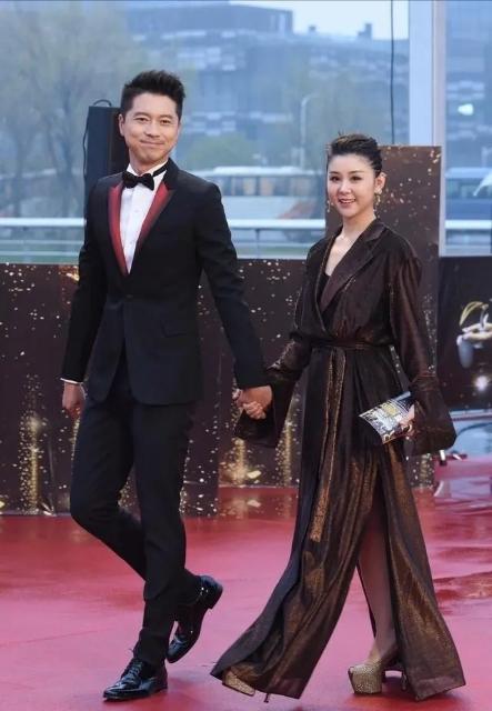 穿衣搭配@34岁李小萌梳双马尾太嫩,运动服里搭空气,要成熟却长了张娃娃脸