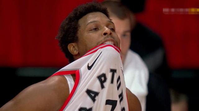 洛瑞|心疼！洛瑞6犯离场后，谁注意他这举动，心中是何等的悲凉