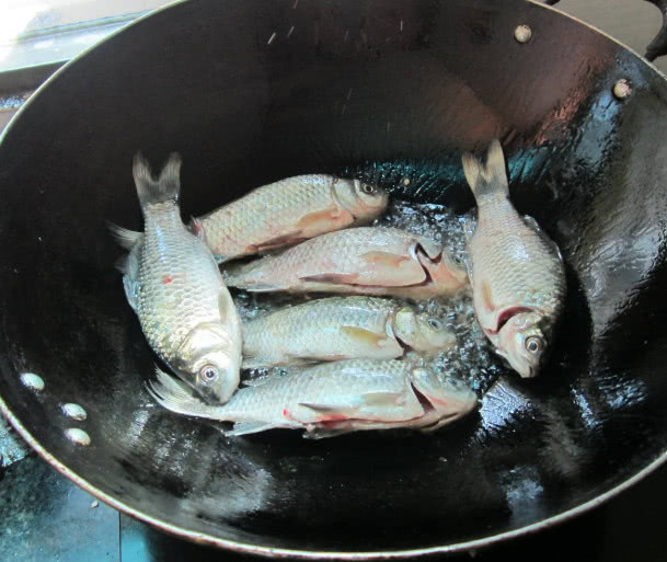 不粘锅：煎鱼时，只放油是不行的，多加这样“东西”，鱼皮完整不粘锅