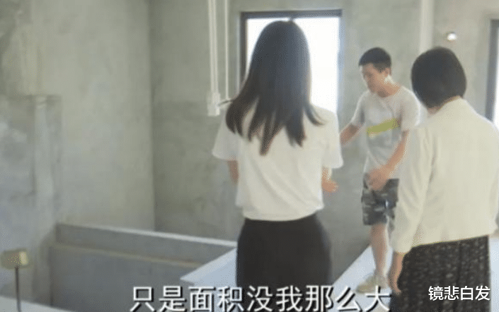 买房“获赠”76厘米大坑，出门要跳进门靠爬，物业：我们管不了