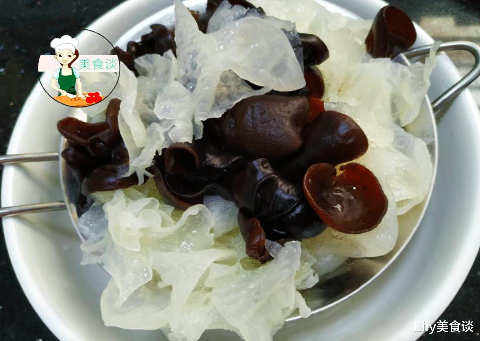 银耳▲五月，不吃肉也要吃它，铁是菠菜的20倍，还清肠刮油，拌一拌就好