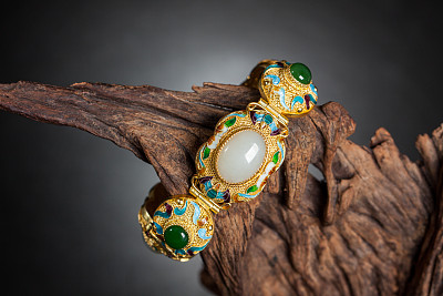 翡翠|翡翠保养小指南，光泽莹润更养人