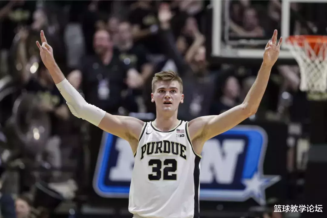 美国大学生体育协会■抢疯了！一天接到26个邀请电话！他是NCAA最火的球员