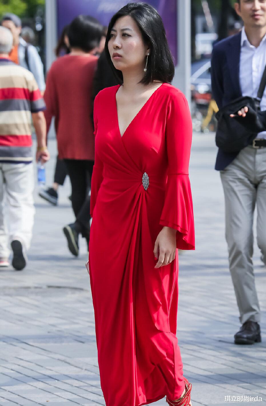 「发型」气质贵妇穿“烈焰红”浴袍裙，深红眼影搭配“朱红”唇妆，气场如火焰般燃烧