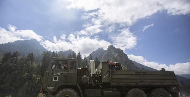 印度|印度大量军队开向前线,美国军事专家表态:就这架势打谁都赢不了