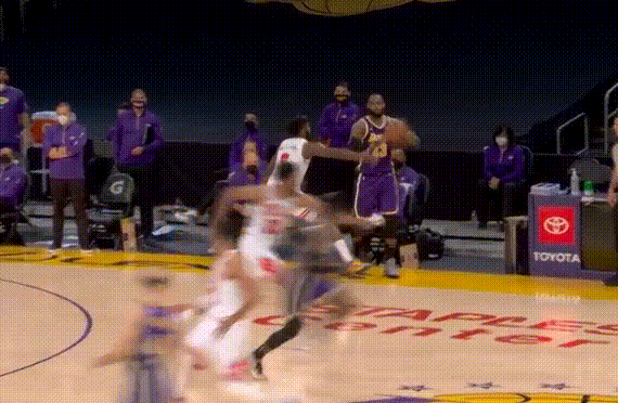 湖人队|德国小摩托！最后4.7秒！小黑百米跑酷+蛇皮走位：你追不上我吧