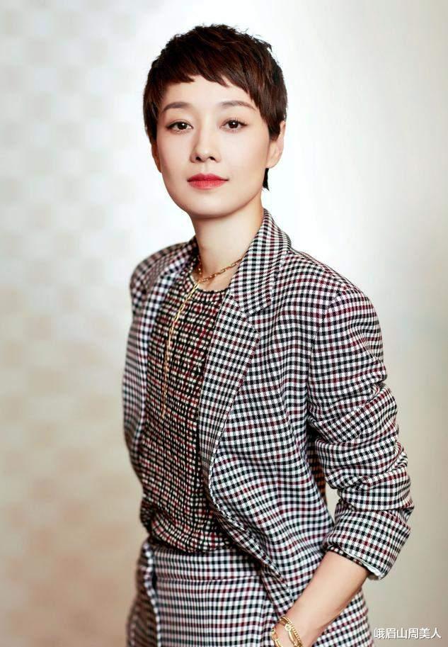 发型|女人过了50岁，有白发的建议剪这5种“发型”，时髦还减龄