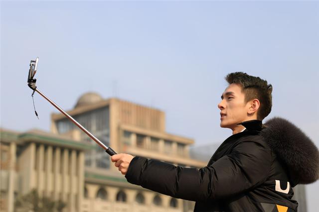 臆说古史|28岁李佳琦年赚2亿，父亲却在工地开车，直言：我不用他一分钱