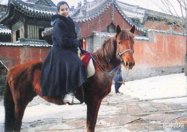 李小龙|无法重拍的瞬间:抱沙袋的周星驰,玩手机的宋江,搂李小龙脖子的“肥肥”