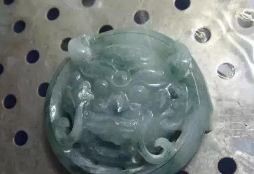 翡翠手镯@听信别人用翡翠手镯芯雕了一个神兽，成品出来后整段垮掉
