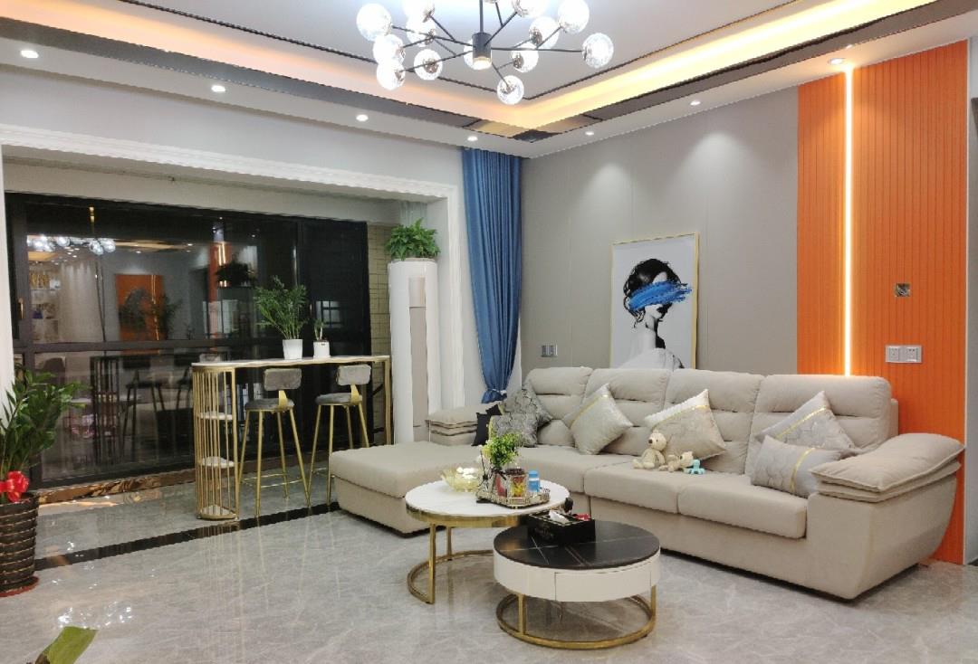 |她家装修现代轻奢风格真心漂亮，吊顶贴金属线条非常有档次，晒晒