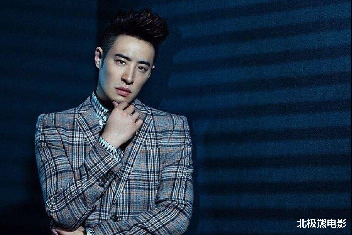 周扬青：周扬青官宣分手何超莲也来凑热闹，潘玮柏早年微博暴露秘密