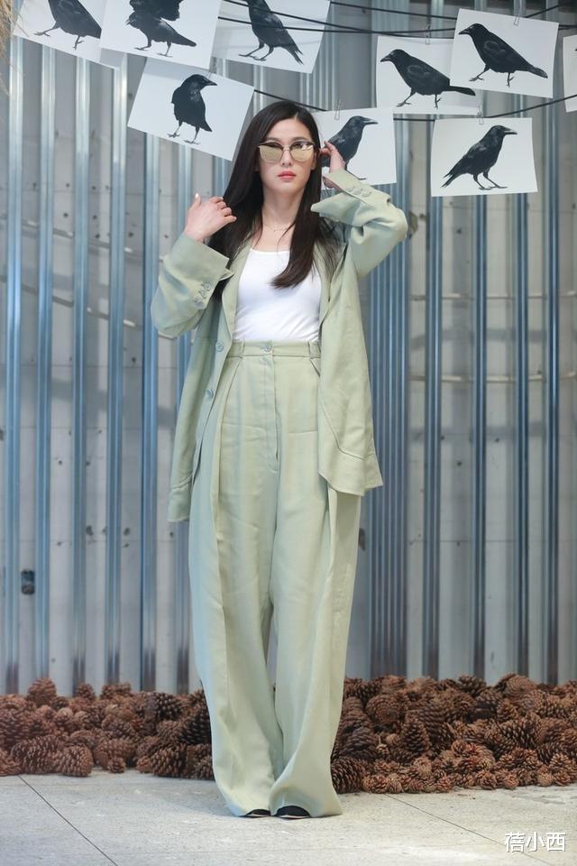 【西装】全智贤不愧是“时髦精”，浅绿色西装套装穿出高级感，气质无敌好