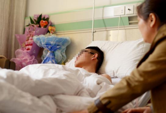 肝脏|36岁男子不痛不痒，确诊肝癌，医生：身上若有\1红2痛\，早查CT