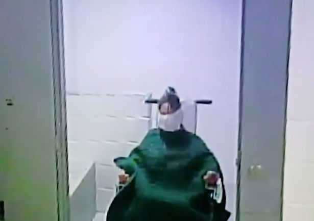 美國女子在傢洗澡，3名男警察莫名其妙將其逮捕，最後竟獲賠千萬-圖3