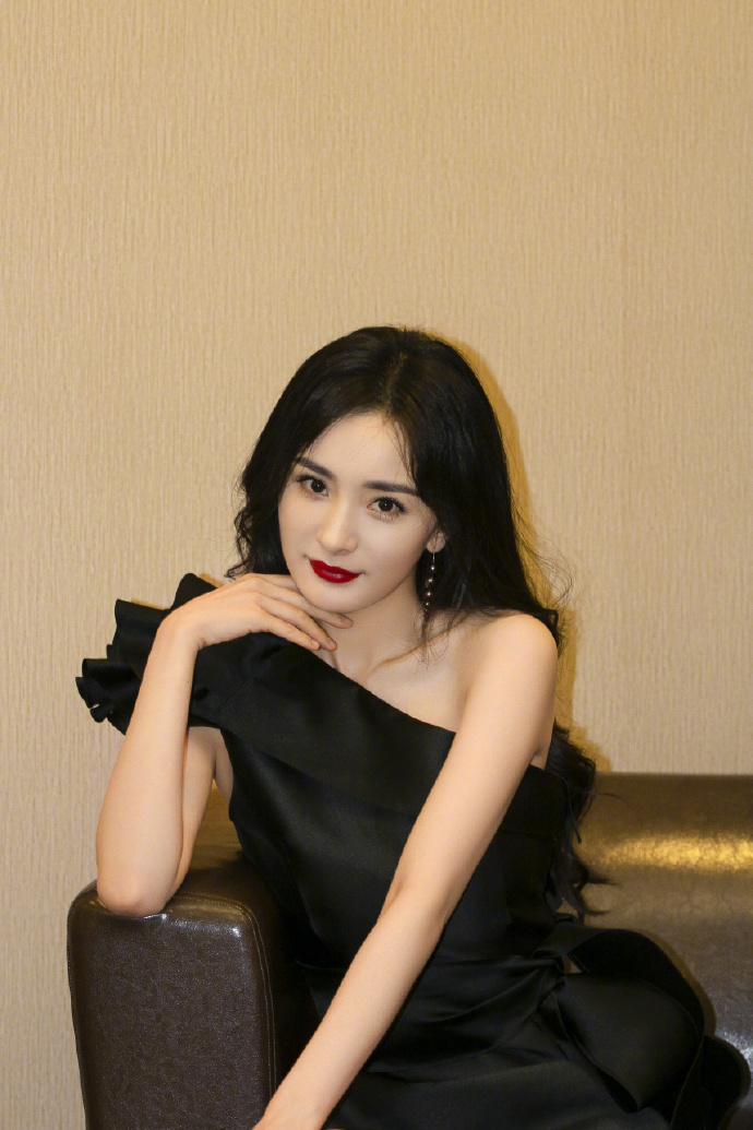 杨幂|终于等到杨幂不再凹少女造型,卷发红唇配斜肩裙亮相,全网沸腾