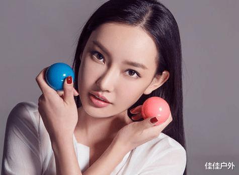 王晶|王晶女儿大胆穿着想进入娱乐圈，被网友调侃：父债女还？