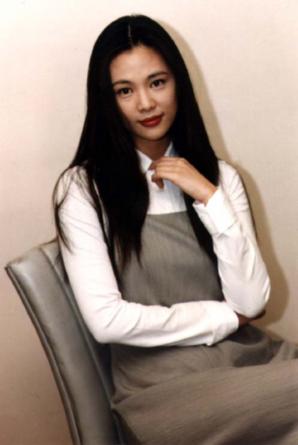 |51岁女明星为捞金豁出去了, 穿成这样来唱歌, 观众目不转睛。