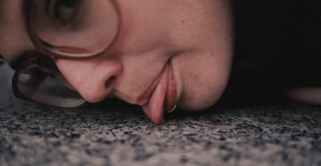 【瑞士】不作不死！瑞士“舔病毒”女孩：“如其所愿”的确诊了，害人害己