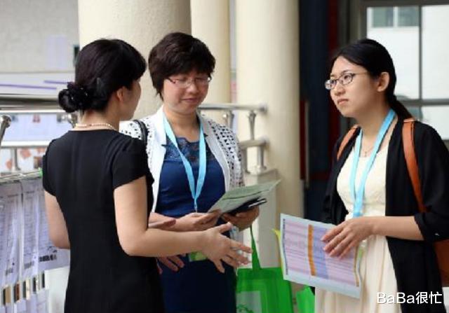 【】家长因3600÷9=400被打叉怒骂老师,老师解释后,网友:钻地缝去