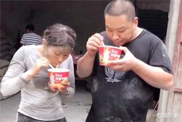 西施▲那个靠卖惨红极一时的“水泥西施”，身份被拆穿后，如今现状如何？