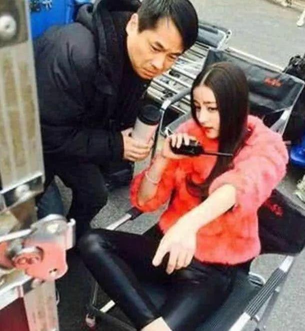 刘亦菲|明星在片场休息：赵丽颖蹲在土坑，刘亦菲在炒菜，看见胡歌后我笑了！