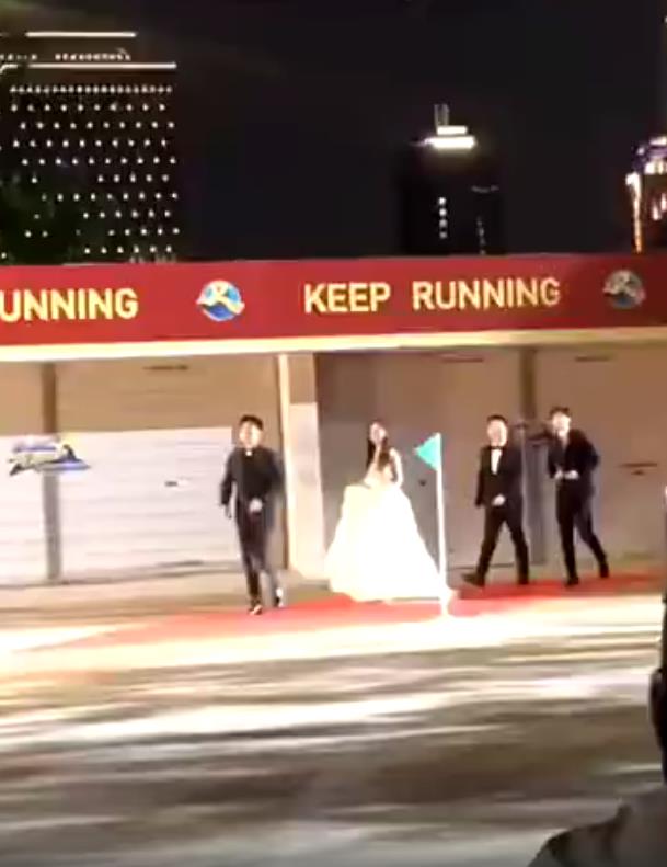 郑恺：Baby录《跑男》获蔡徐坤提裙摆，郑恺郭麒麟傻傻分不清却被肚子抢镜